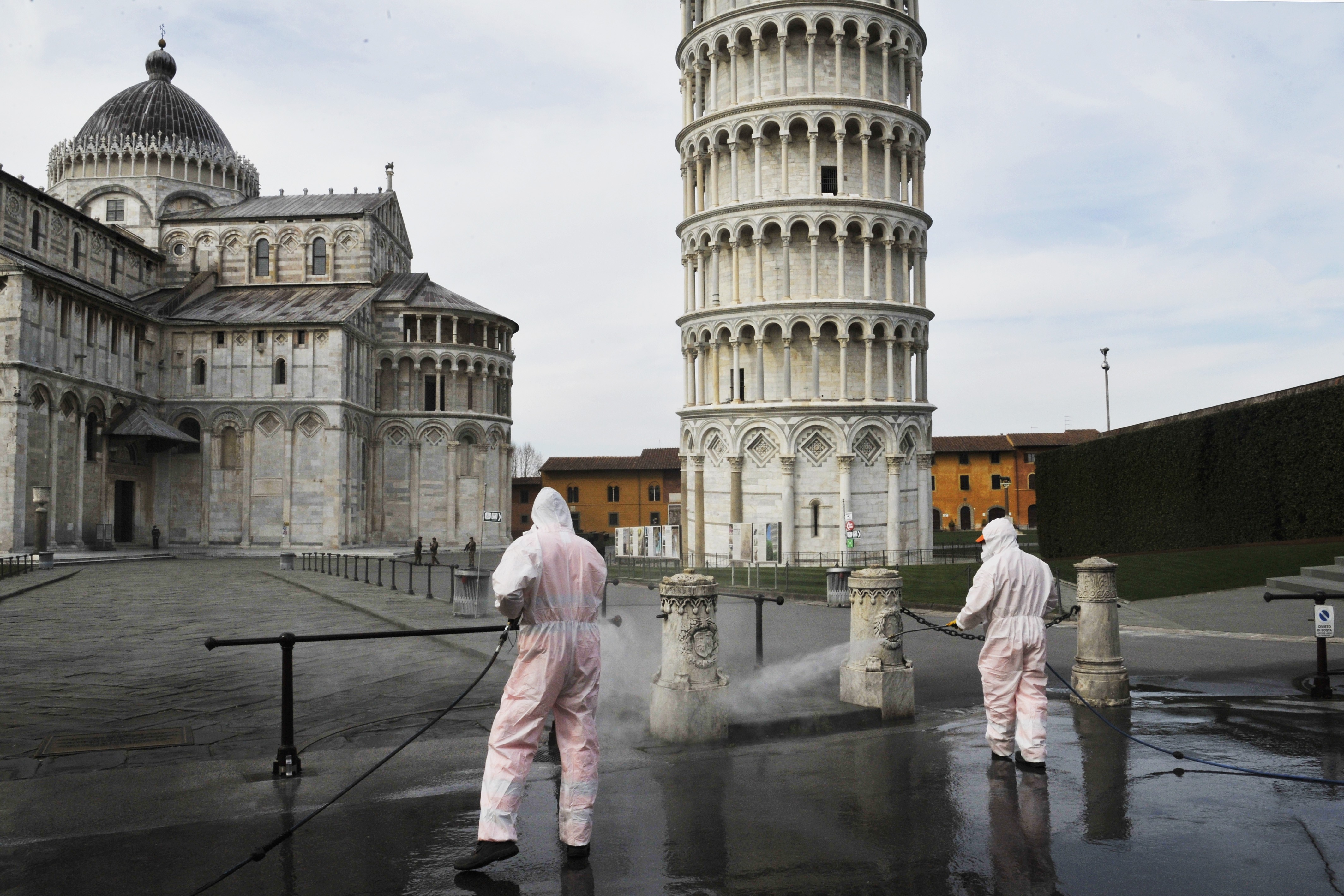 Monumentos arquitetônicos são desinfetados ao redor do mundo (Foto: Laura Lezza / Getty Images)
