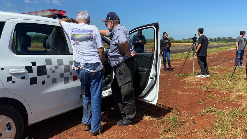Piloto de aeronave modelo trike que caiu em Americana ficou com a roupa rasgada — Foto: Wesley Justino/EPTV