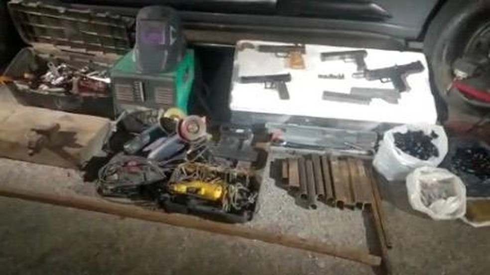 Armas foram apreendidas em casa no Campo dos Alemães — Foto: Divulgação/PM