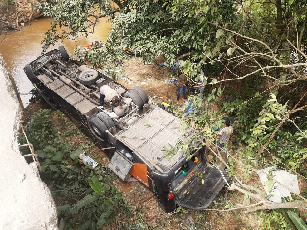 &Ocirc;nibus caiu de ponte na BR-116, em Leopoldina &mdash; Foto: Gabriel Landim/TV Integra&ccedil;&atilde;o