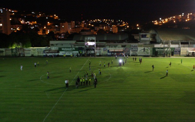 Apagão interrompe jogo de ida da final entre Conilon e Aracruz (Foto: Simon Diaz/Rádio ES)