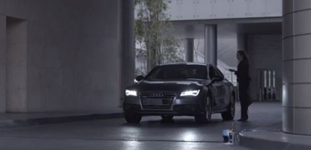 Audi 3 estaciona (Foto: reprodução)