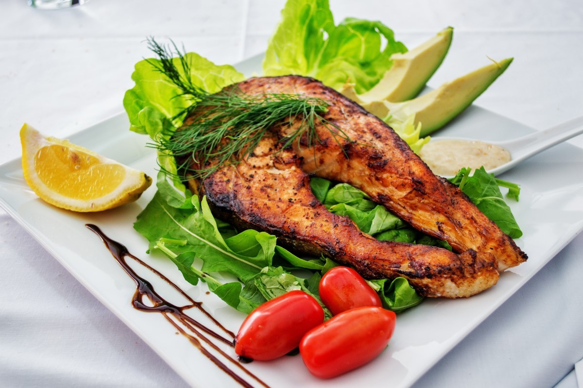 Peixe e abacate são dois alimentos que ajudam a eliminar o colesterol ruim (Foto: Pexels / Dana Tentis / CreativeCommons)