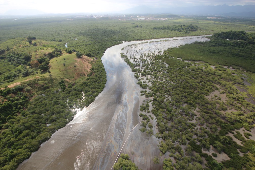 Imagens aéreas mostram extensão de vazamento no Rio Estrela, que deságua na BaÃ­a de Guanabara â€” Foto: Mário Moscatelli/ Projeto Olho Verde