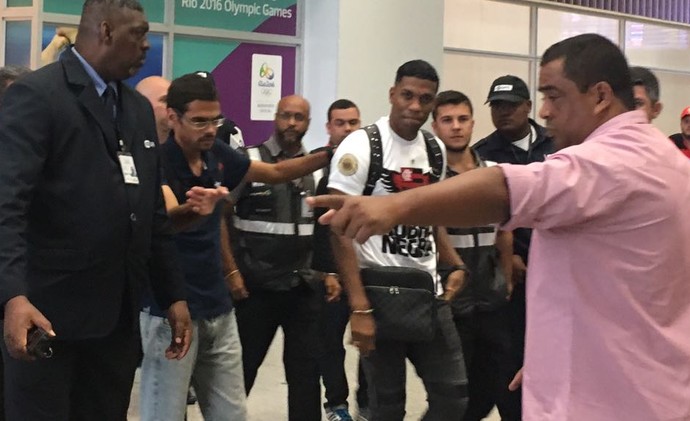 Após atraso, Berrío desembarca no Rio com festa da torcida do Flamengo