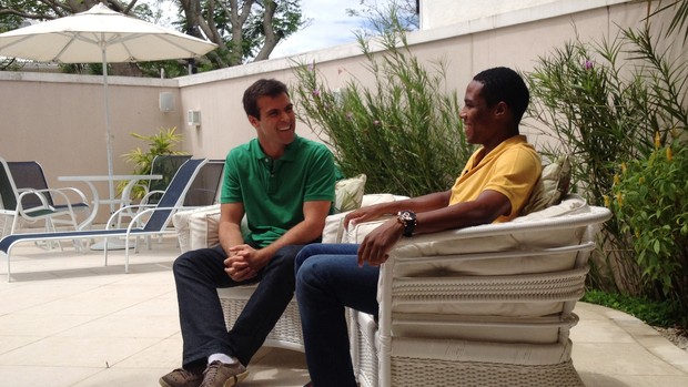 Thiago Asmar entrevista Elias em sua casa no Rio de Janeiro (Foto: Christiane Mussi)