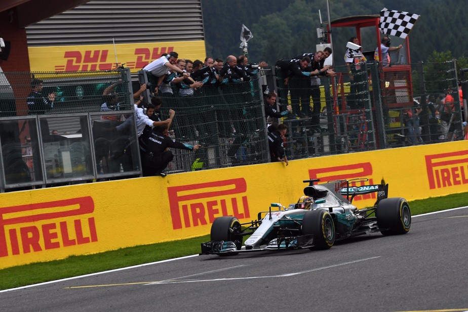 Hamilton reina em Spa, vence e diminui para 7 pontos a vantagem de Vettel