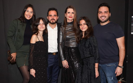 Luciano Camargo reúne a mulher, filhos e nora em show beneficente