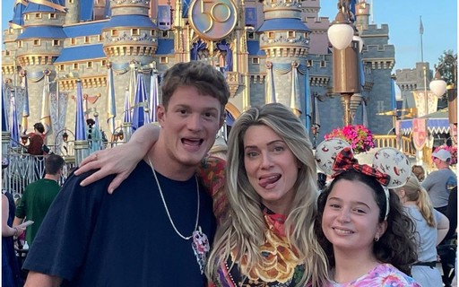 Letícia Spiller curte parques da Disney com os filhos em Orlando
