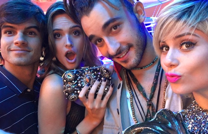Fabinho, Cassandra, Jamaica e Lu durante exposição em homenagem à blogueira (Foto: Globo)
