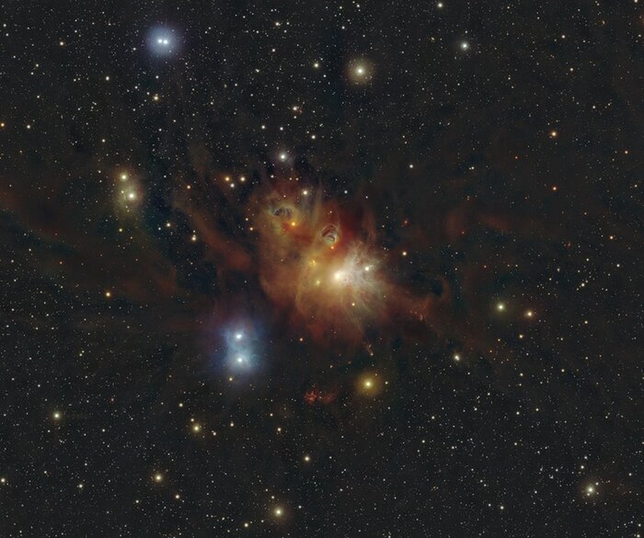 Esta imagem mostra as regiões ao redor do aglomerado de estrelas Coronet na constelação de Corona Australis