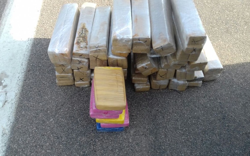 Polícia apreendeu 62 tabletes de maconha e seis de pasta base de cocaína (Foto: Divulgação/ Polícia Rodoviária Tatuí)