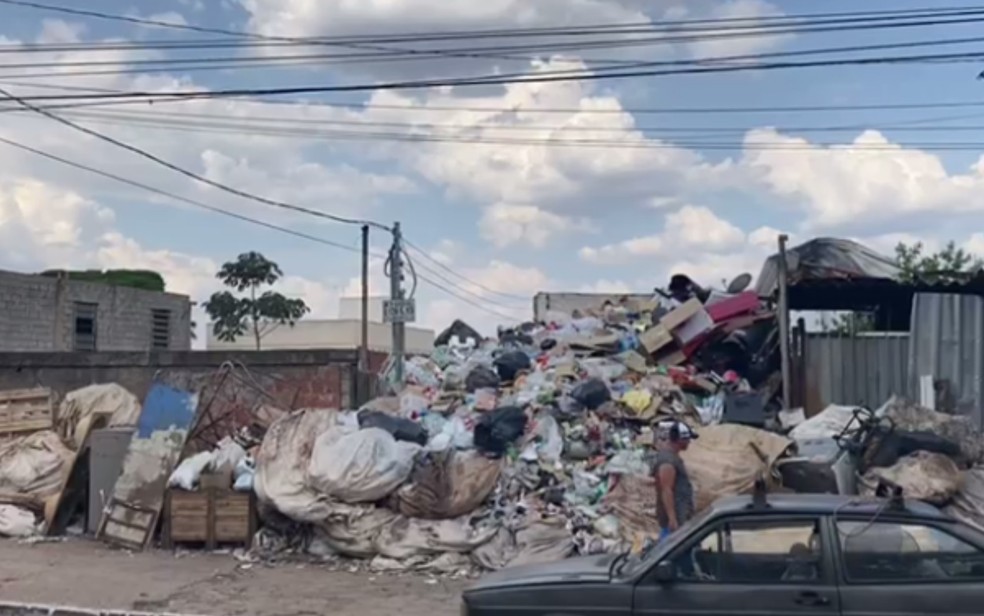 Calçada foi tomada por lixo acumulado na Avenida 3ª Radial, em Goiânia — Foto: Lis Lopes