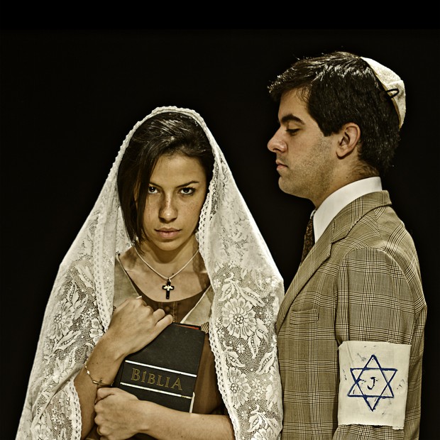 Maria Paula Lima e Felipe Calçada como a católica Zocha e o judeu Menachem, amigos de escola que se veem em lados opostos do conflito. (Foto: Ronaldo Gutierrez)
