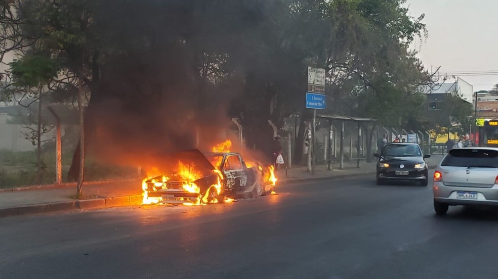 Carro pega fogo na Avenida Serrana, no bairro Urca, em BH — Foto: Flávia Cristini/ TV Globo