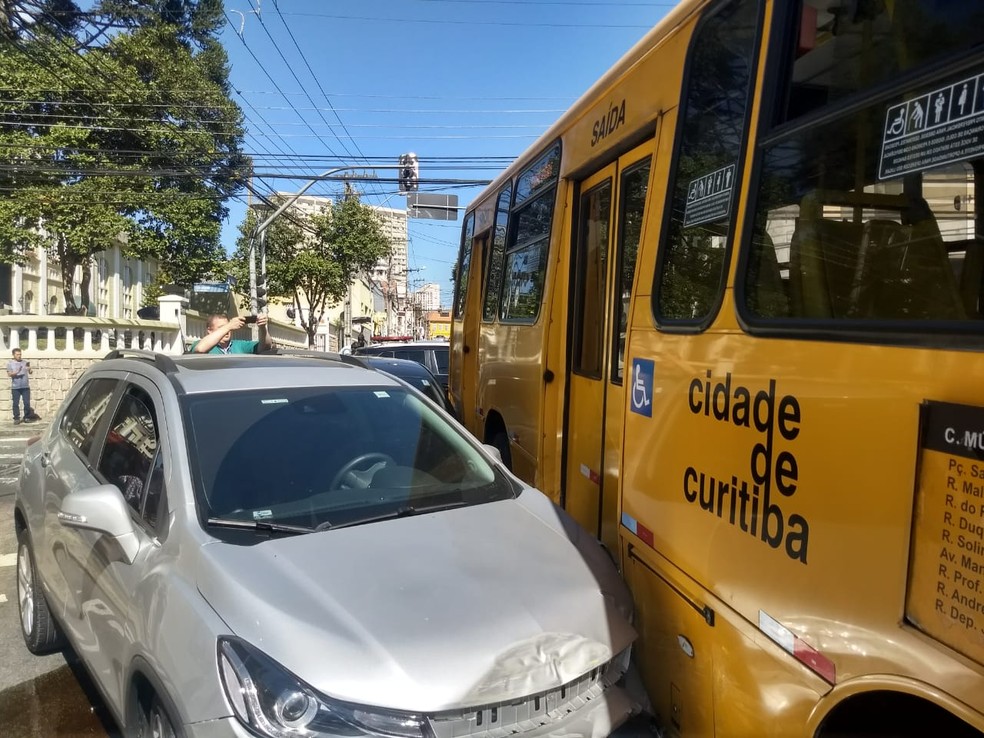 Duas pessoas ficaram feridas no acidente os dois carros e o Ã´nibus (Foto: Amanda Menezes/RPC)