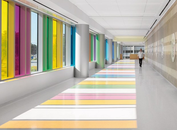 Corredor do hospital Omaha VA Care Center, nos Estados Unidos, reflete luzes coloridas por causa dos vidros com cores (Foto: AJ Brown Photography/ ©LEO A DALY)