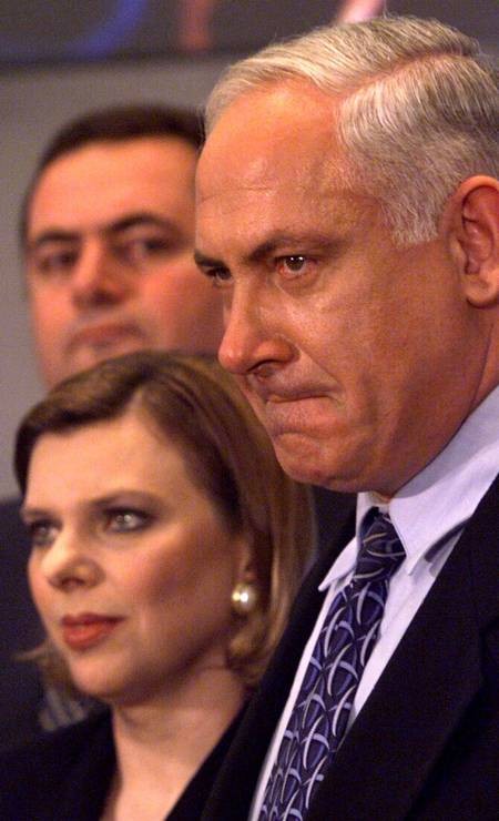 O primeiro-ministro israelense, Benjamin Netanyahu, ao lado de sua esposa, Sarah, depois de reconhecer a derrota para o líder do Partido Trabalhista Ehud Barak, em Tel Aviv, em maio de 1999. — Foto: Ruth Fremson