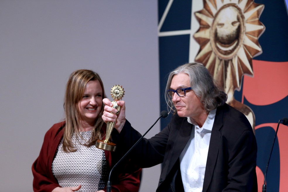 Carlos Gerbase e Luciana Tomasi discursam após ganharem o Kikito por 'Bio' (Foto: Edison Vara / Pressphoto)
