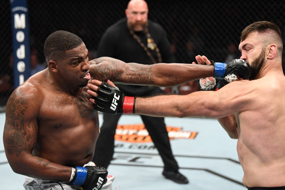 Walt Harris golpeia Andrei Arlovski em sua vitória no UFC 232 — Foto: Getty Images