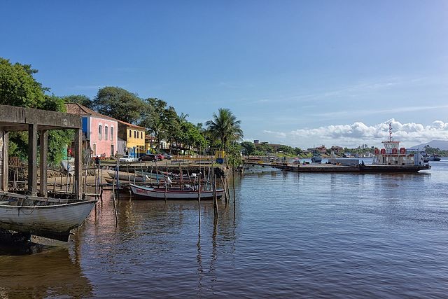 Imagens da ilha de Cananéia, cujos moradores caiçaras foram entrevistados sobre os impactos das mudanças climáticas (Foto: Wikimedia Commons )
