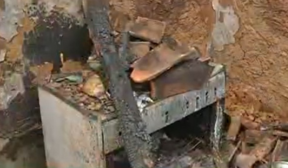 Adolescente causou incêndio na própria casa após ser contrariado pela mãe, no Crato. — Foto: TV Verdes Mares