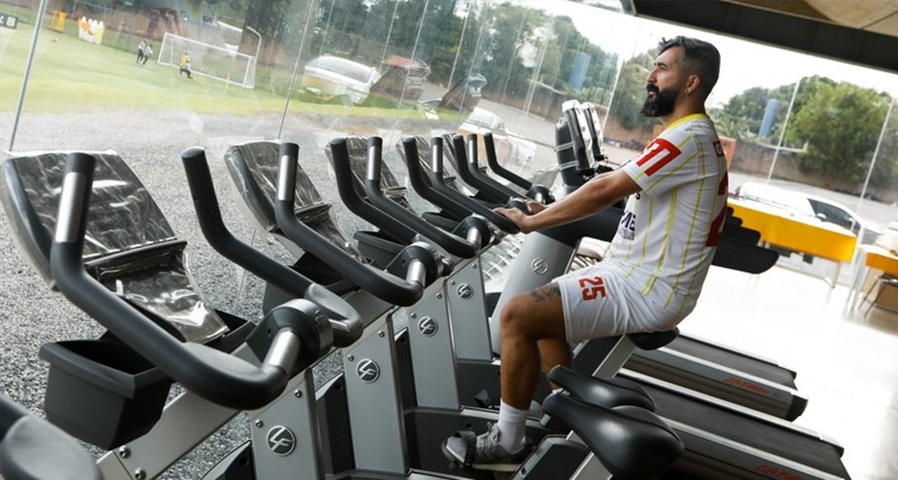 Douglas em seu primeiro treino pelo Brasiliense — Foto: Igo Estrela/Metrópoles