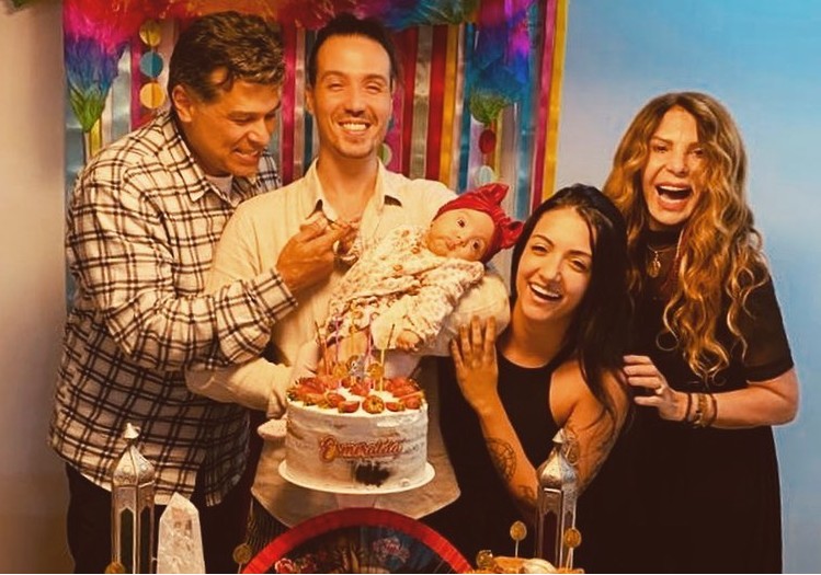 Luã com a companheira Amanda, a filha Esmeralda e os pais Maurício Mattar e Elba Ramalho (Foto: Reprodução Instagram)