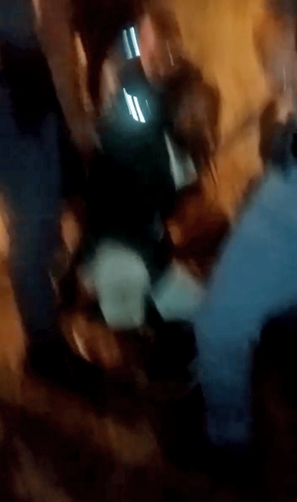 Vídeo gravado por amigos de Mestre Nenê o mostram algemado e cercado por policiais militares em São Paulo — Foto: Reprodução/Redes sociais