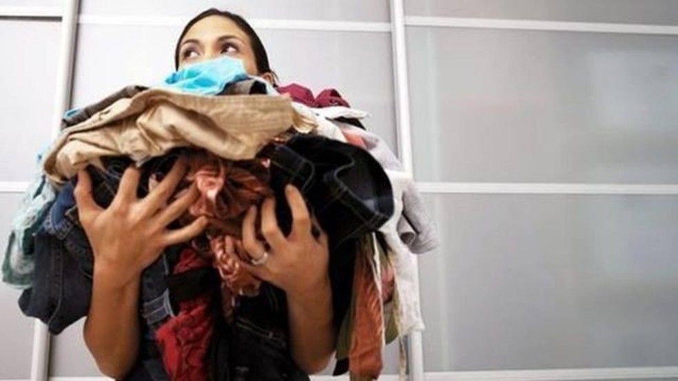 Especialistas afirmam que as mulheres poderão fazer mais trabalho doméstico para compensar o salário maior que o do parceiro, mas isso pode trazer consequências futuras — Foto: Getty Images