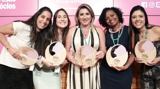 As vencedoras do Prêmio Grandes Mulheres 2017, Karen Kanaan, Nicole Mendlewicz, Luzia Costa, Adriana Barbosa e Miriam Penna Diniz