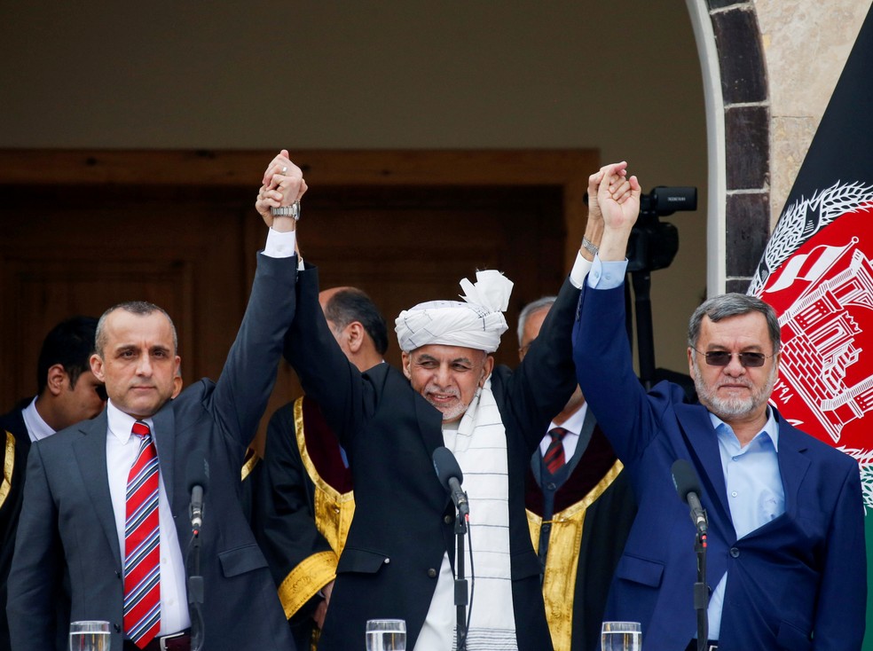 Da esquerda para a direita: o primeiro vice-presidente do Afeganistão, Amrullah Saleh; o presidente Ashraf Ghani; e o segundo vice-presidente Sarwar Danish durante a cerimônia de posse em Cabul em 9 de março de 2020 — Foto: Mohammad Ismail/Reuters
