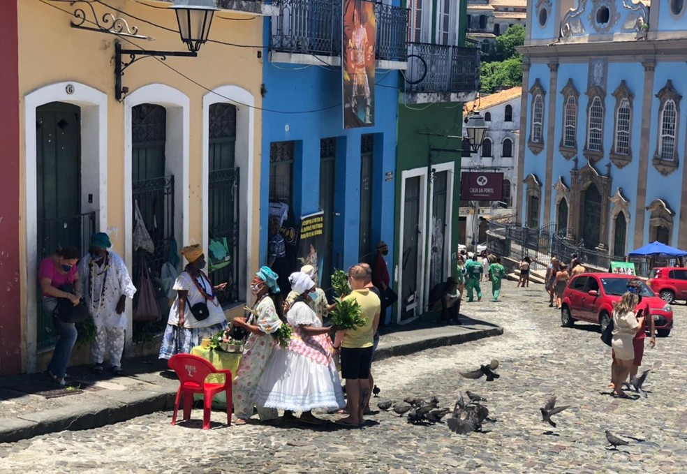 Turistas recebem banho de folhas no Pelourinho — Foto: Valma Silva/ G1 BA