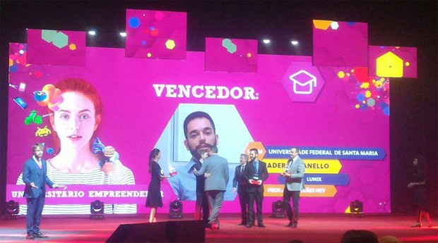 Lunix recebe o prêmio em SP (Foto: Filipe Oliveira)