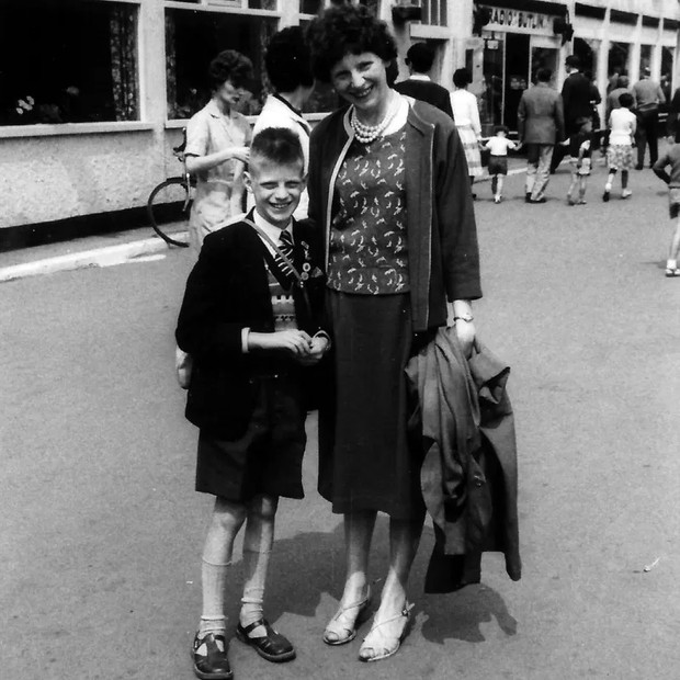 Steve, com cerca de 10 anos, com sua mãe, Dorothy, por volta de 1961 (Foto: ARQUIVO PESSOAL via BBC)