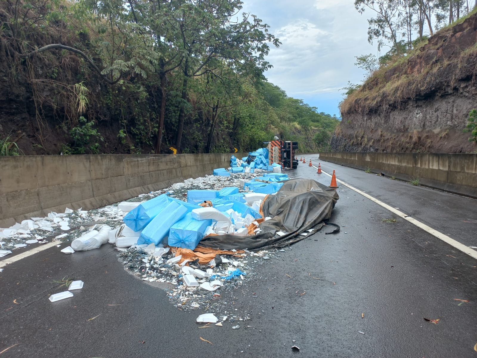 Carreta com embalagens de isopor tomba e interdita faixa na Rodovia Cândido Portinari em Rifaina, SP; VÍDEO