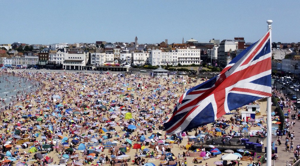 Centenas de pessoas se aglomeram na praia de Margate, em Kent, no sudeste da Inglaterra, neste domingo (17). — Foto: Gareth Fuller/PA via AP