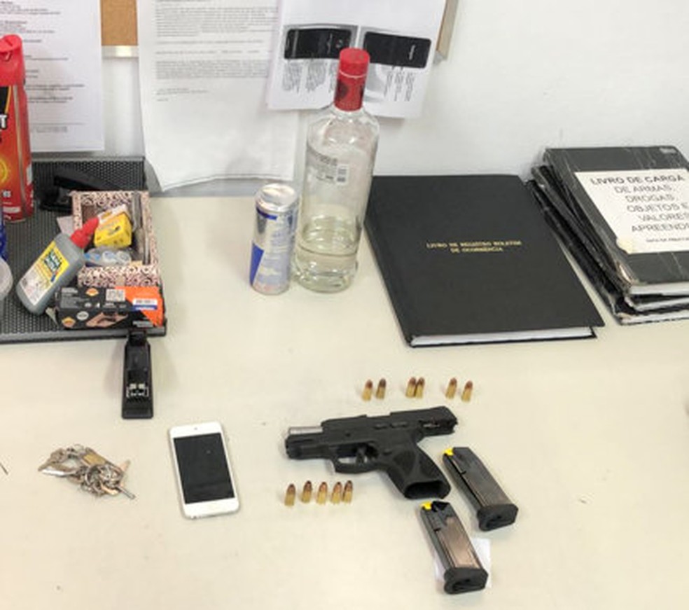Arma, munição e garrafa de bebida encontradas dentro do carro do empresário em São João da Boa Vista (SP) — Foto: Poliana Rodrigues/EPTV
