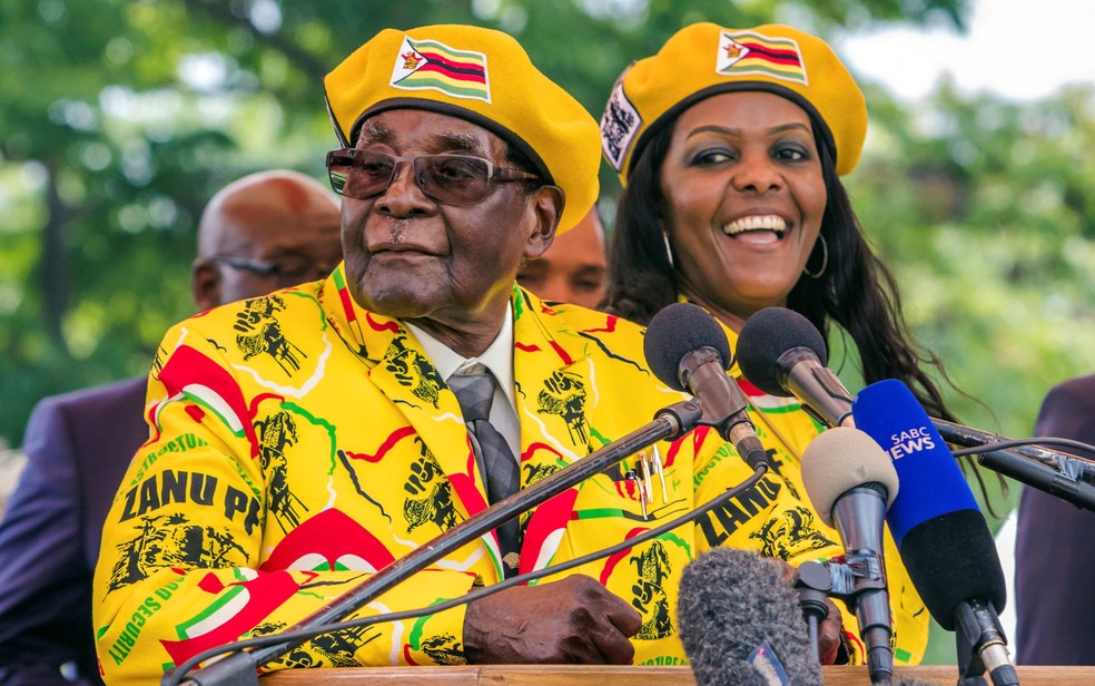Robert Mugabe apoaiva a mulher em suas ambições políticas (Foto: Jekesai Njikizana/AFP)
