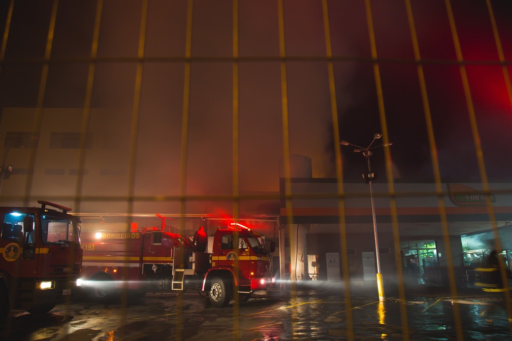 Incêndio atingiu depósito de supermercado no Centro de Pouso Alegre (MG) — Foto: Wilson Hawks