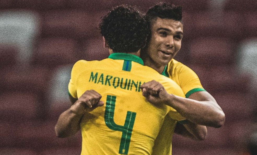 Casemiro e Marquinhos comemoram gol do Brasil — Foto: Pedro Martins / MowaPress