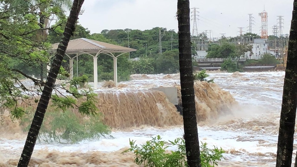 Situação do Rio Tietê na manhã desta terça-feira (11), em Salto — Foto: Thiago Ariosi/TV TEM