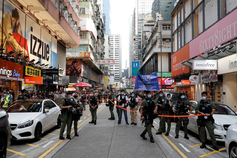 Policiais em Hong Kong paramentados para conter uma manifestação, em 6 de setembro de 2020 — Foto: Tyrone Siu/Reuters