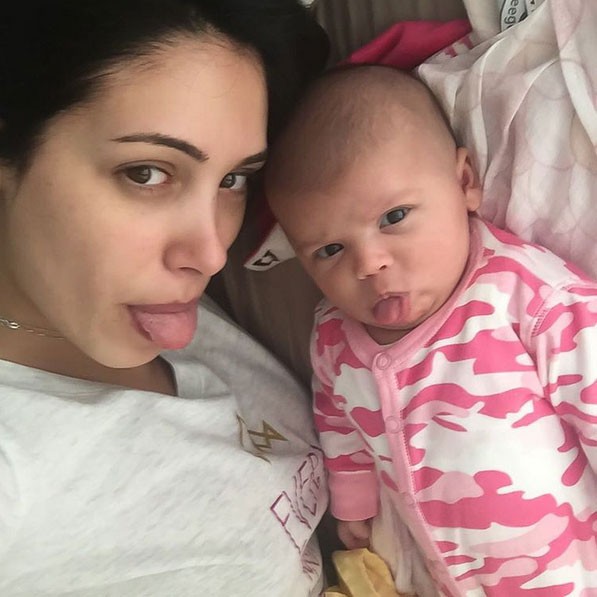 Bella e Vicky mostrando a língua (Foto: Reprodução - Instagram)