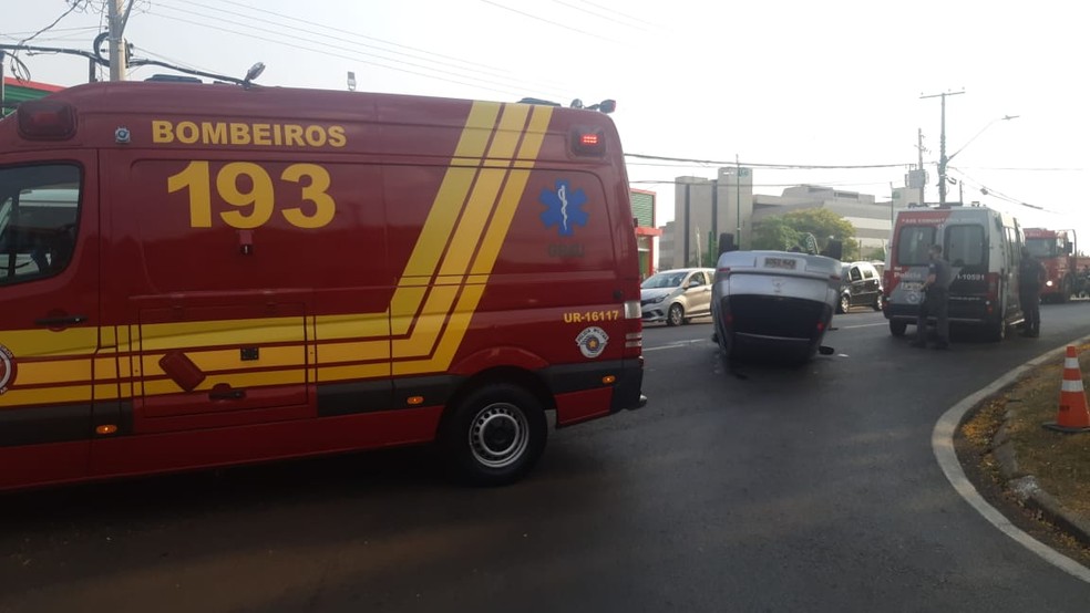 Homem tentou atropelar ex-namorada e capotou carro — Foto: Edijan Del Santo/EPTV