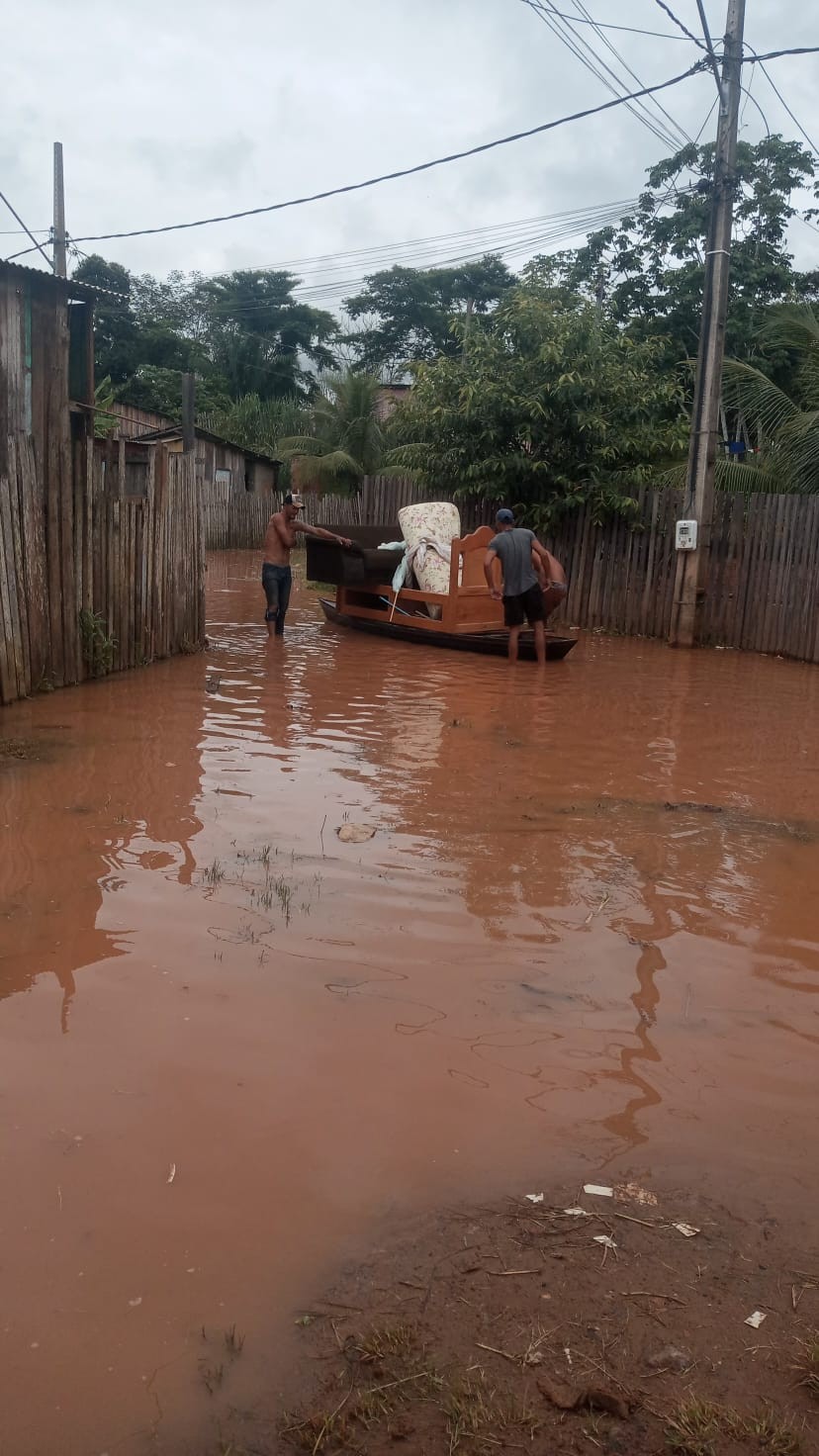 Famílias são retiradas de casas após igarapés transbordarem durante chuva em Rio Branco 