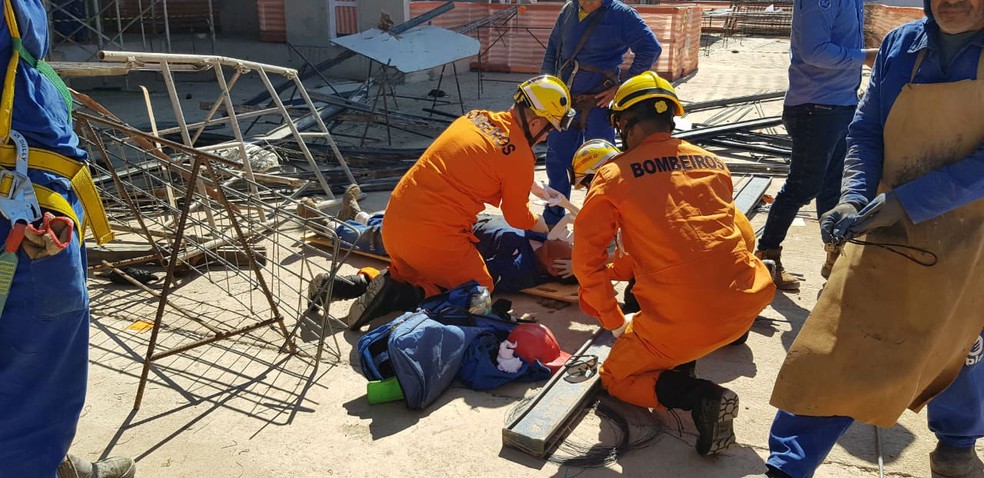 Funcionário atingido por estrutura metálica que despencou de prédio em construção no Noroeste, em Brasília — Foto: CBMDF/Divulgação