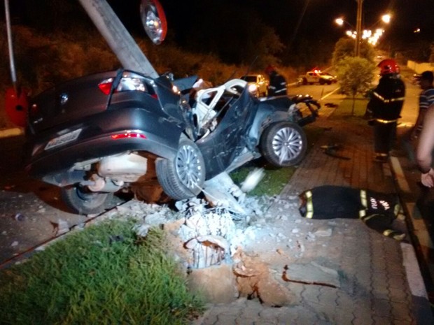 Com a batida no poste, carro ficou destruído; motorista foi socorrido, mas morreu a caminho do hospital (Foto: Gellison Ribeiro/Arquivo pessoal)