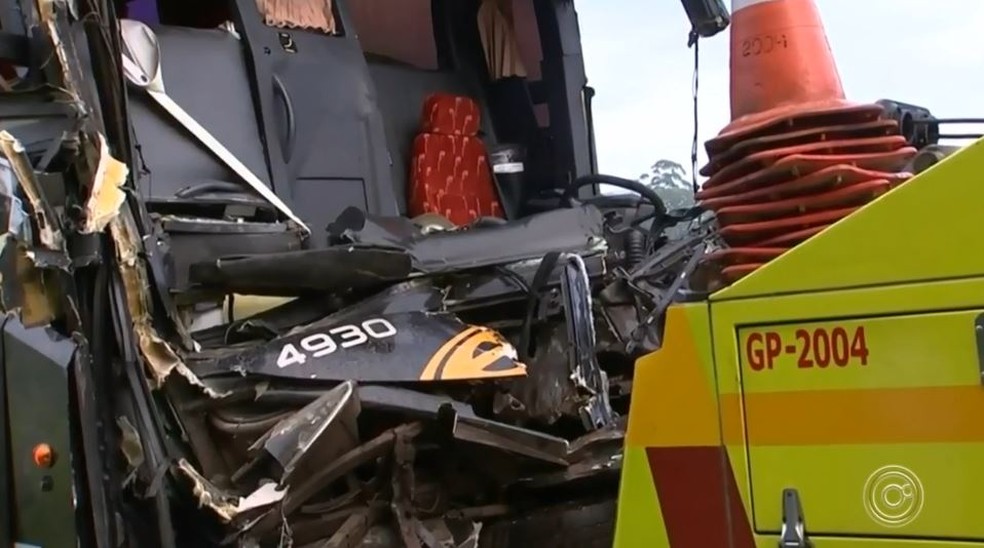 Mais de 15 pessoas ficaram feridas apÃ³s batida entre Ã´nibus e caminhÃ£o em rodovia de SÃ£o Miguel Arcanjo â€” Foto: ReproduÃ§Ã£o/TV TEM
