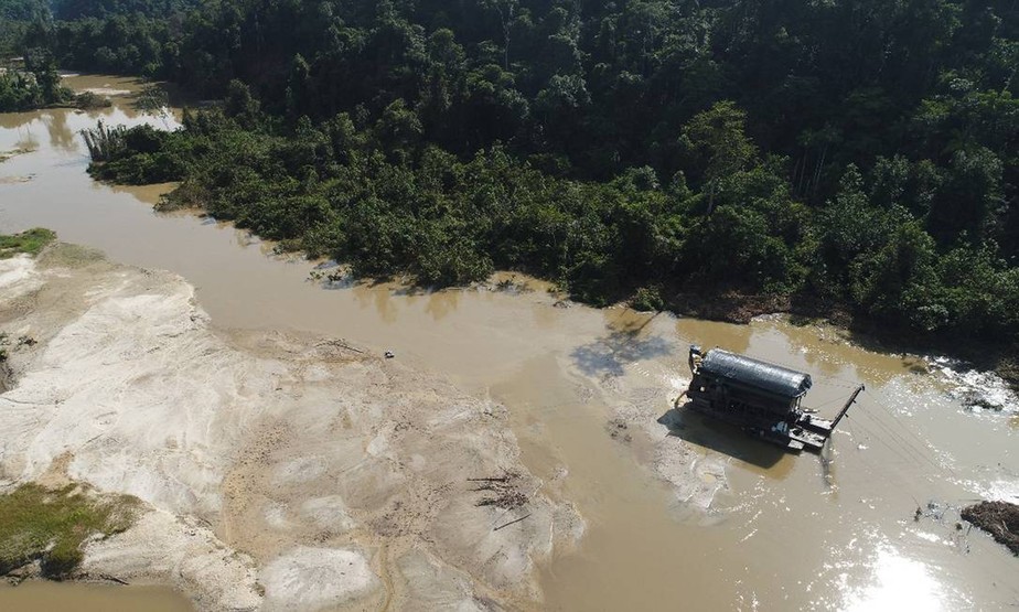 Garimpo ilegal na região do Parima, na terra indígena Yanomami, às margens do rio Uraricuera, no município de Alto Alegre, em Roraima